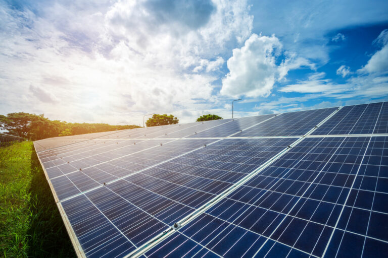 Solární panel na pozadí modré oblohy, alternativní energetická koncepce, čistá energie, zelená energie.