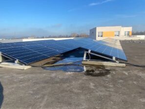 Fotovoltaika na rovné střeše panelového domu