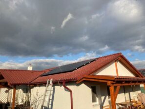 Střecha domu s nainstalovaným fotovoltaickým zařízením