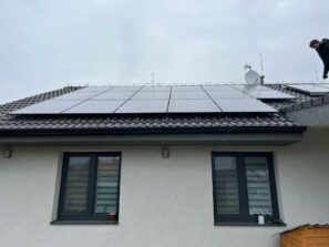 Dům se dvěmi okny a střechou pokrytou fotovoltaickými deskami