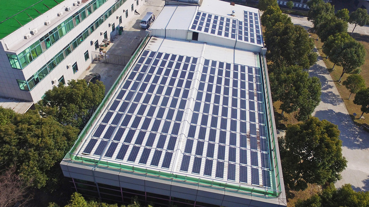 střecha velké budovy pokrytá fotovoltaikou