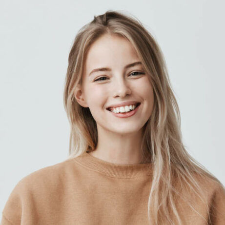 mladá usměvavá dívka s dlouhými blond vlasy